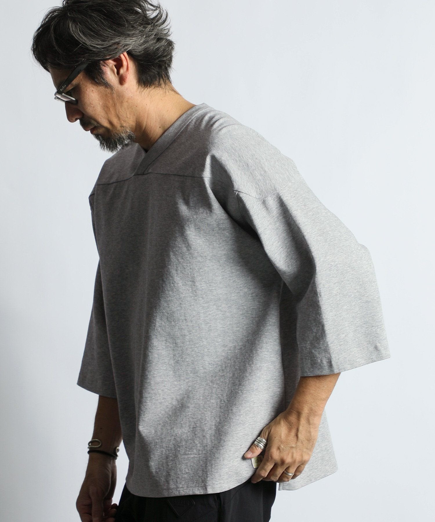 〔BLACK LABEL〕:ソロナポンチ フットボール VネックTEE