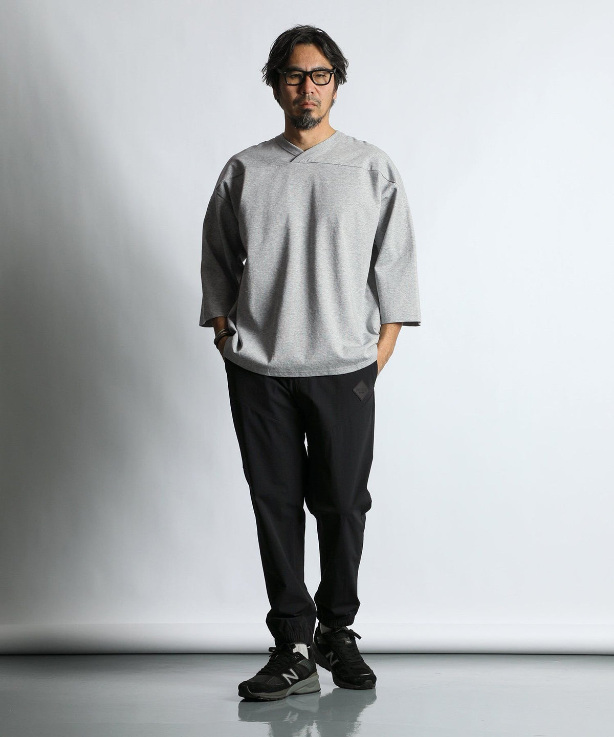 〔BLACK LABEL〕:ソロナポンチ フットボール VネックTEE