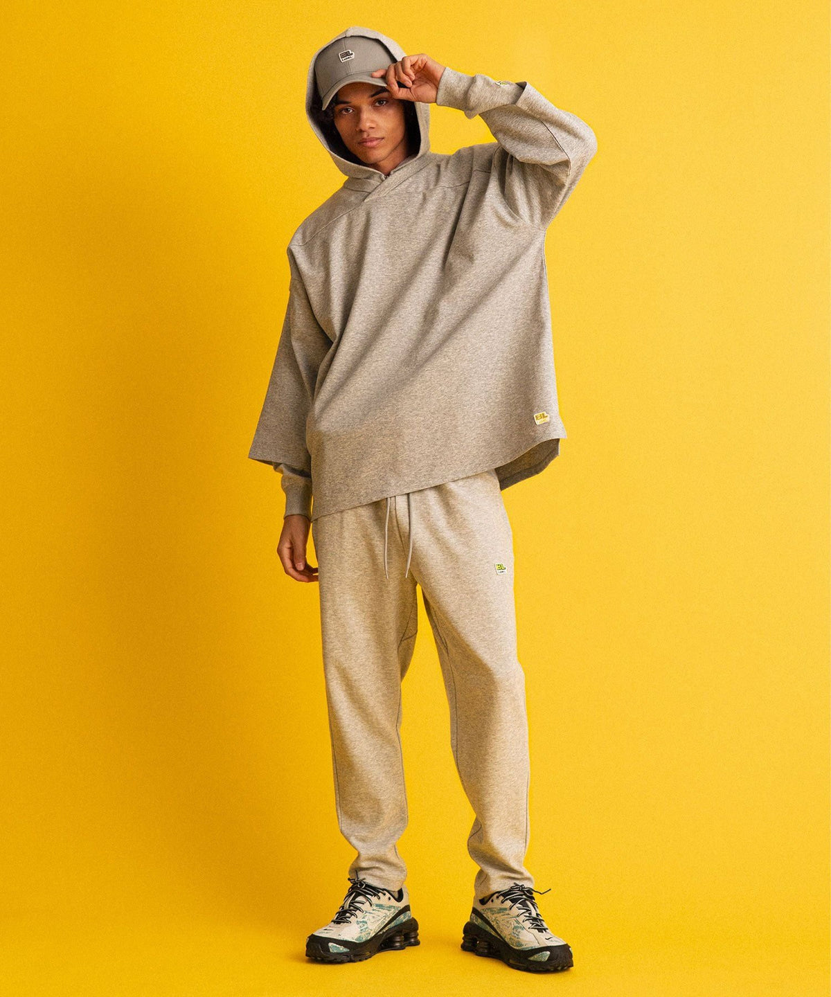 〔BLACK LABEL〕:ソロナポンチ フットボール VネックTEE