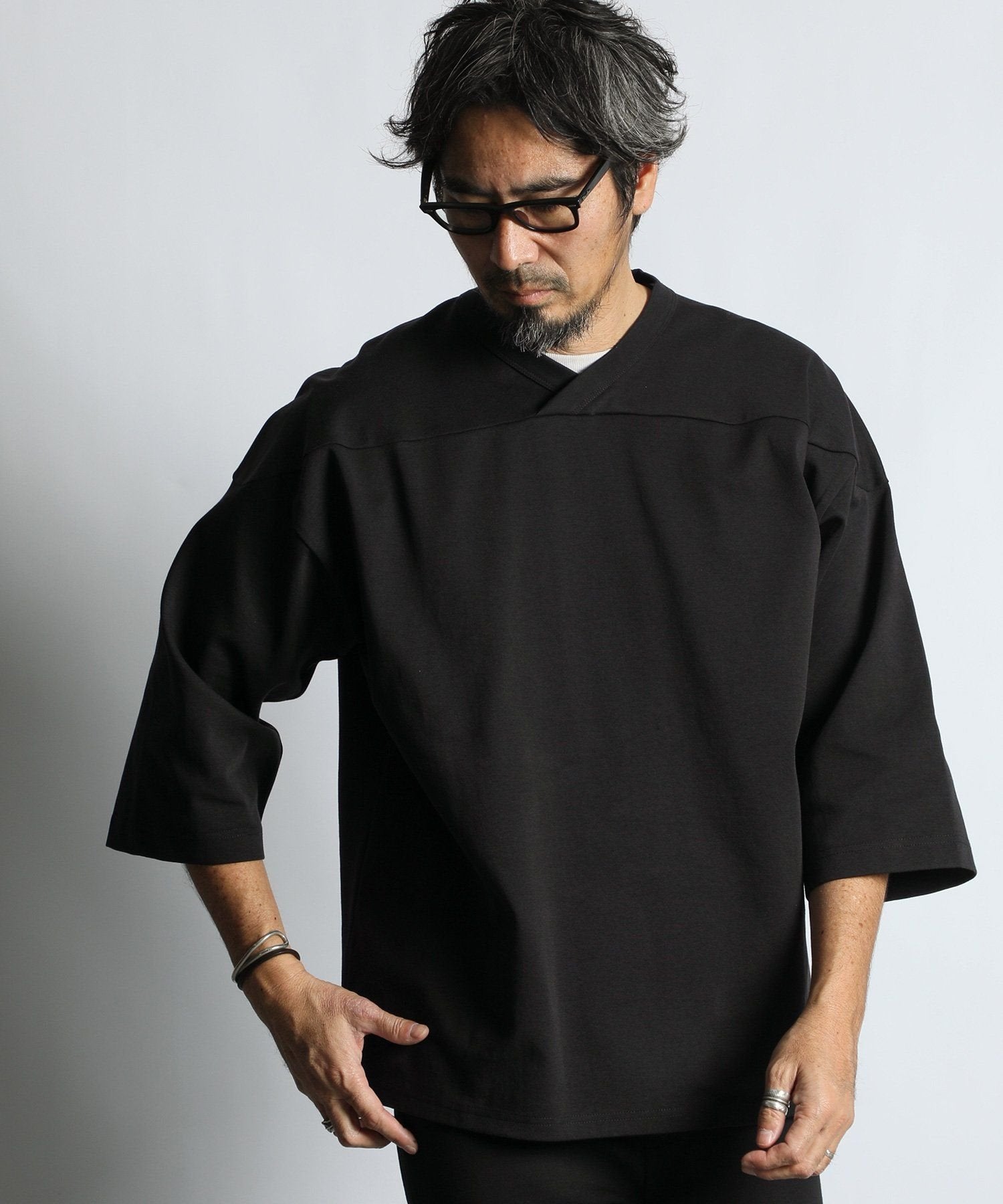 〔BLACK LABEL〕:ソロナポンチ フットボール VネックTEE
