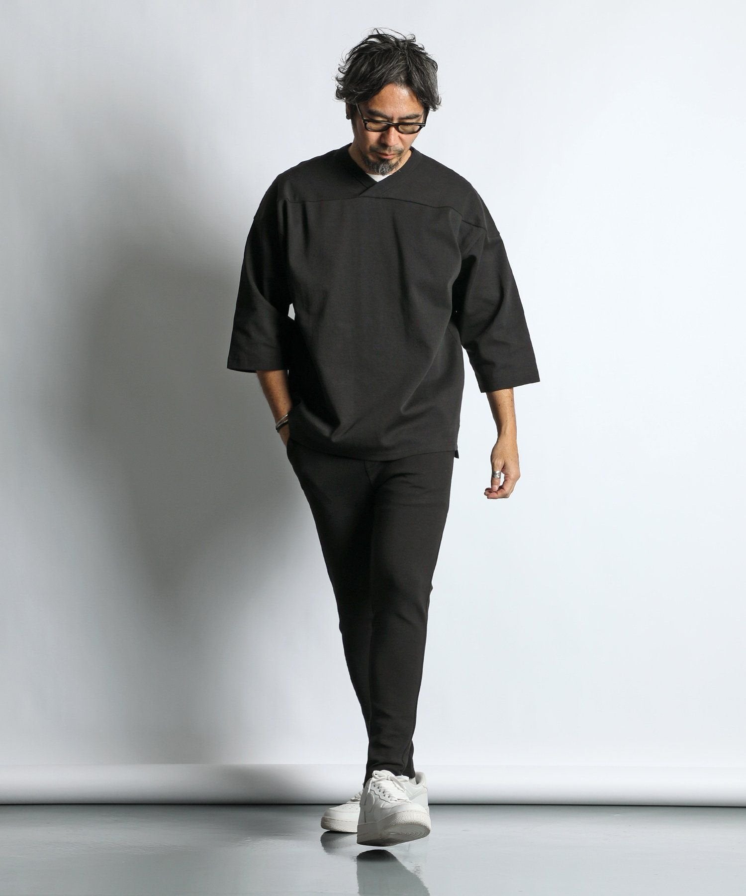 〔BLACK LABEL〕:ソロナポンチ フットボール VネックTEE