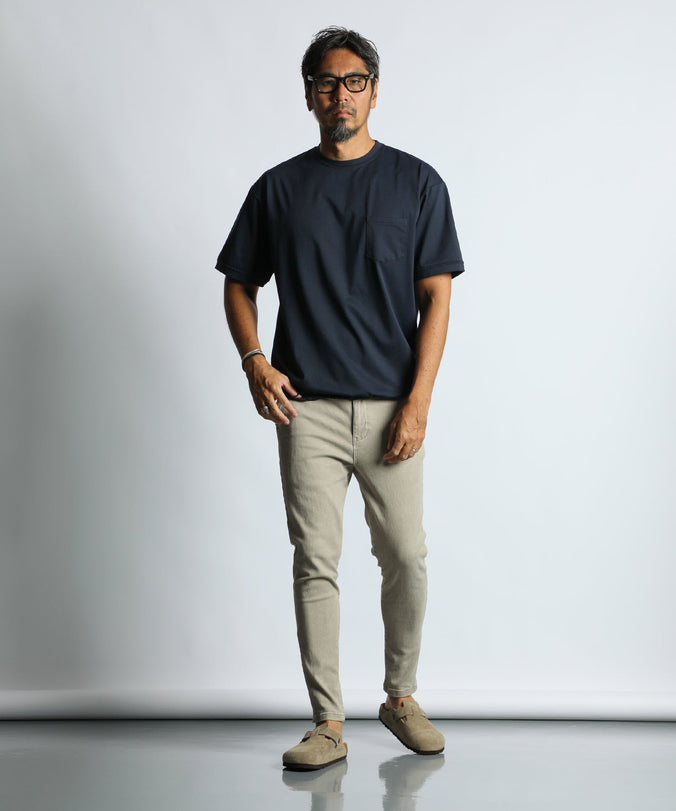 裾で変化をつけるTシャツスタイル