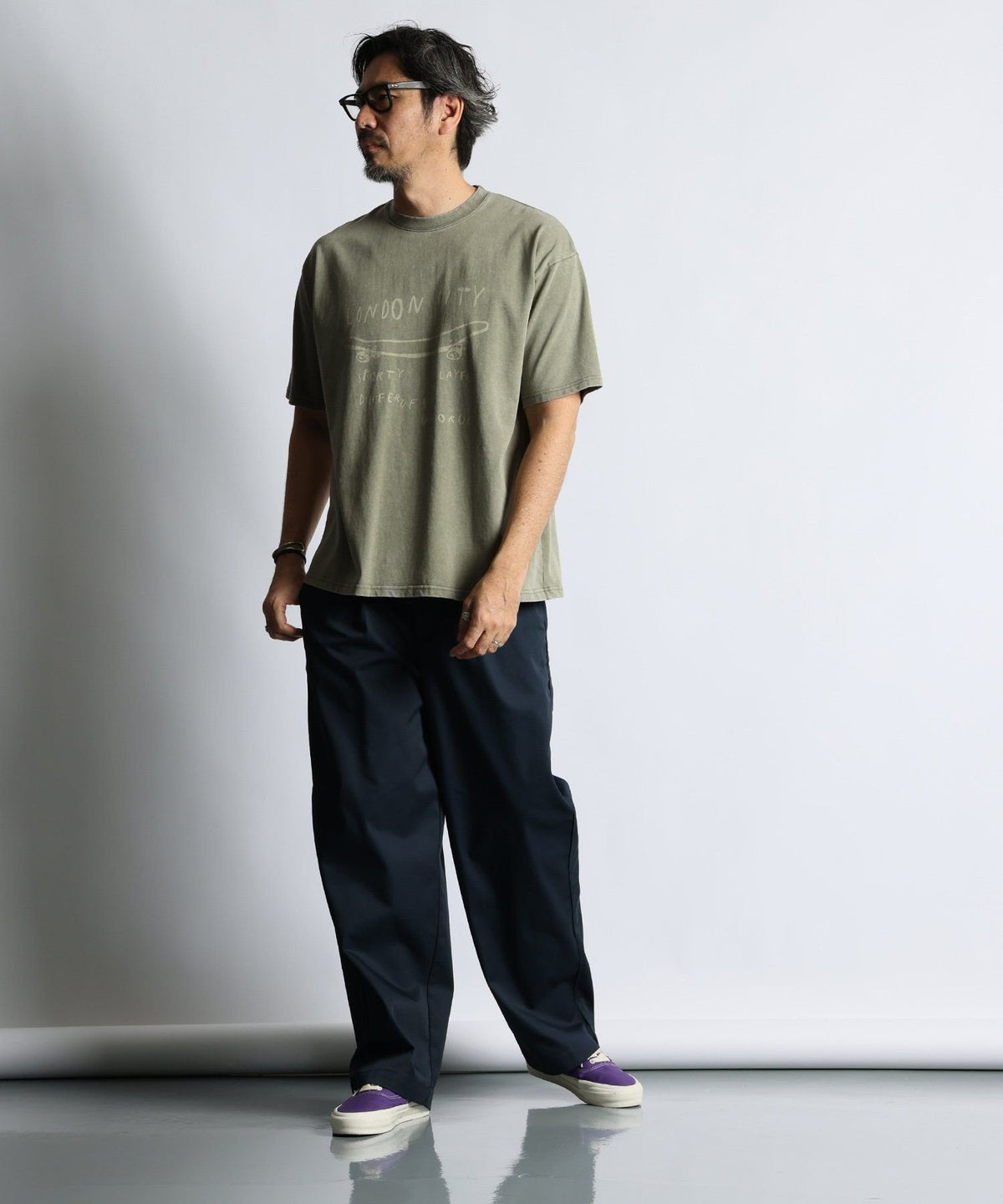 Powder bleach handwritten style printed T-shirt