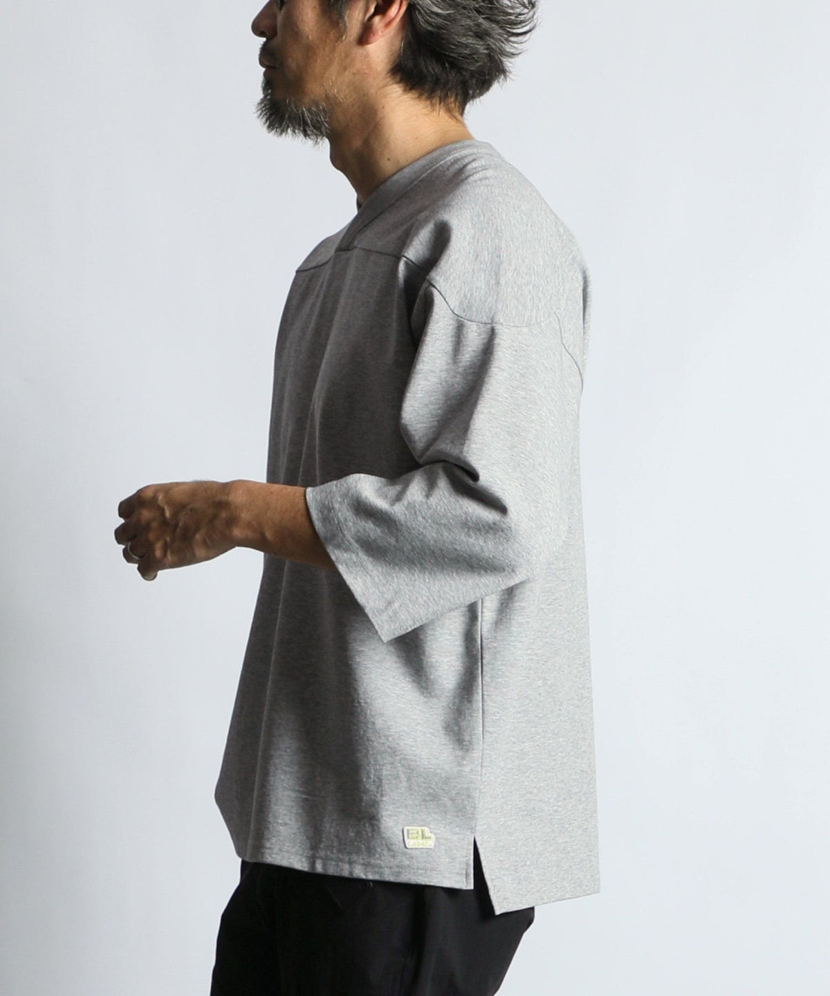 〔BLACK LABEL〕：ソロナポンチ フットボール VネックTEE