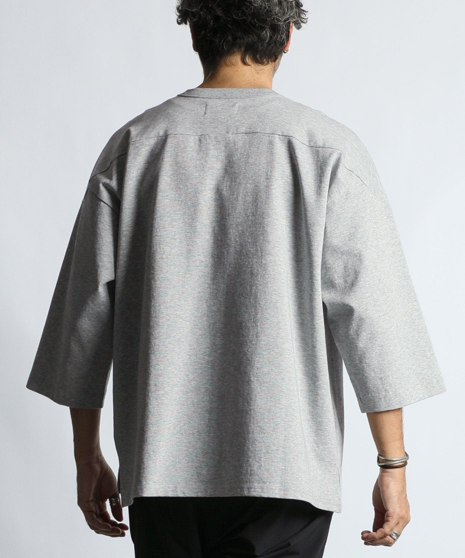 〔BLACK LABEL〕：ソロナポンチ フットボール VネックTEE