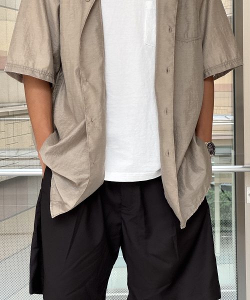 ショーツ×羽織り×スニーカー