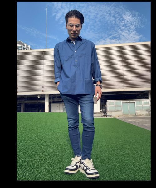 定番のシャツとデニムが