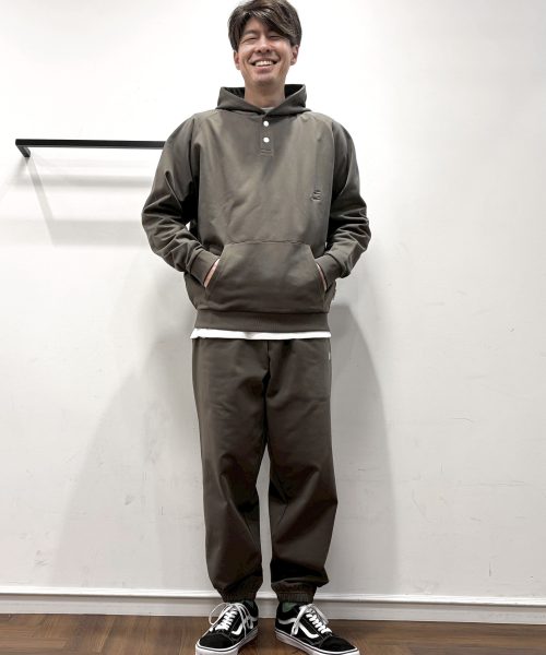 【26SS】機能素材 「エアフレックス」 ヘンリー パーカーコーデ【GRAYISHBEIGE】