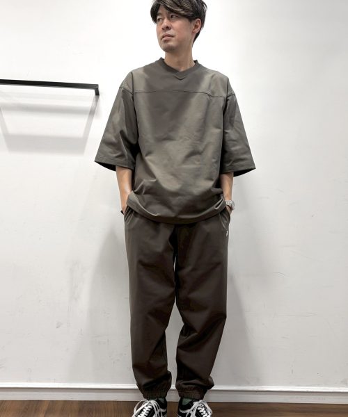 【26SS】機能素材 「エアフレックス」Vネック フットボールTEEコーデ【GRAYISHBEIGE】