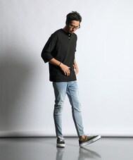 Tシャツとデニムの王道コーデ