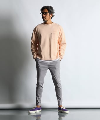 アクセントカラーで秋のファッションを楽しむ