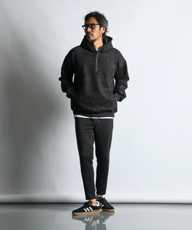 異素材を組み合わせたブラックコーデ