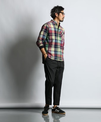 シックにまとめたシャツスタイル