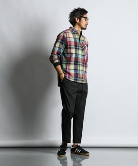 シックにまとめたシャツスタイル