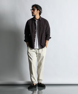 ラフに着こなすベーシックシャツ