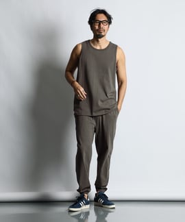 タンクトップのセットアップスタイル