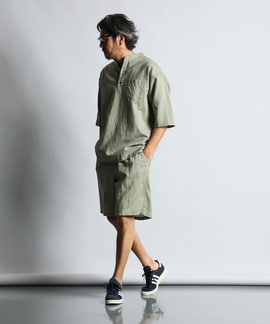 カジュアルに着こなすシャツセットアップスタイル