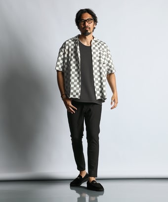 柄シャツでスタイリングにアクセント