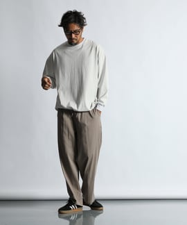 トップスをコンパクトにまとめたトレンドスタイル