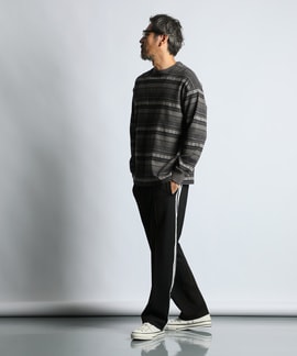 ラインパンツで今どきカジュアルスタイル