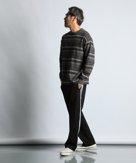 ラインパンツで今どきカジュアルスタイル