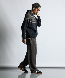 柄をアクセントにした秋のルーズスタイル