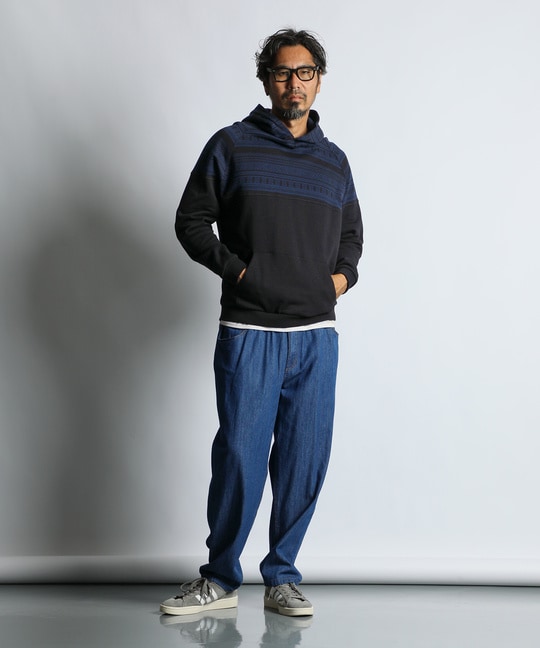 ルーズなデニムでこなれたスタイリングに