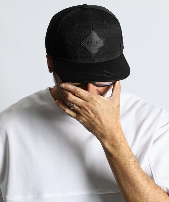 〔BLACK LABEL〕：オリジナル フラットバイザー　キャップ