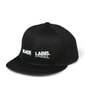 〔BLACK LABEL〕：オリジナル フラットバイザー キャップ