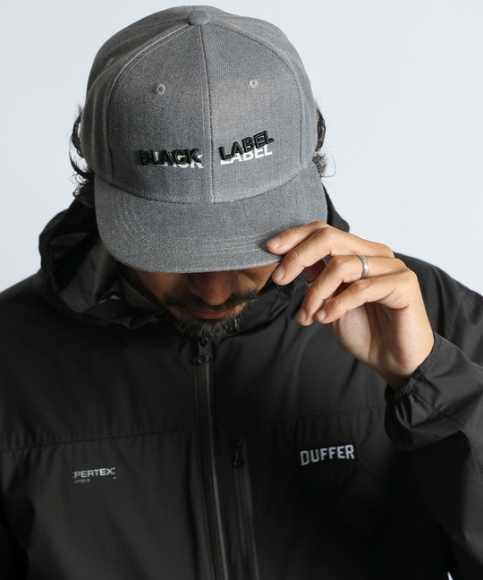〔BLACK LABEL〕：オリジナル フラットバイザー キャップ