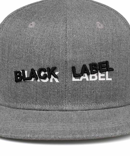 〔BLACK LABEL〕：オリジナル フラットバイザー キャップ