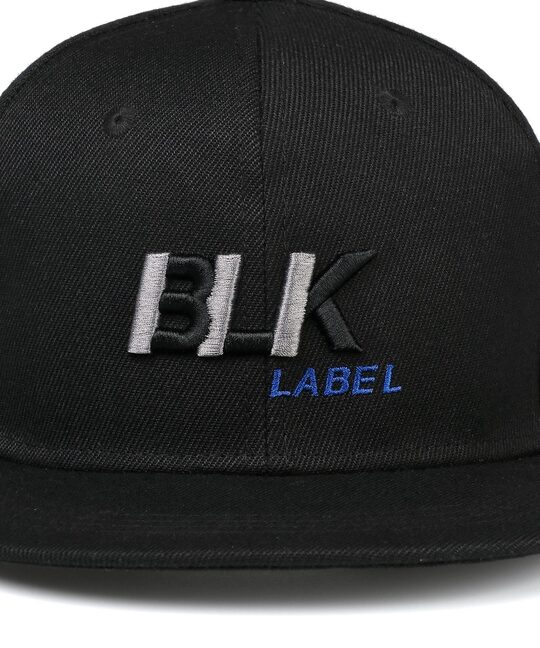〔BLACK LABEL〕：オリジナル フラットバイザー キャップ