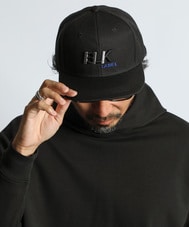 〔BLACK LABEL〕：オリジナル フラットバイザー キャップ