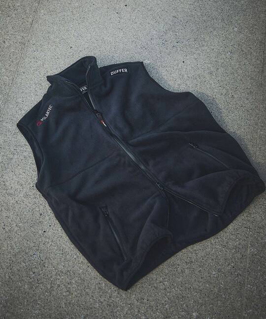 〔BLACK LABEL〕：POLARTEC フルジップベスト