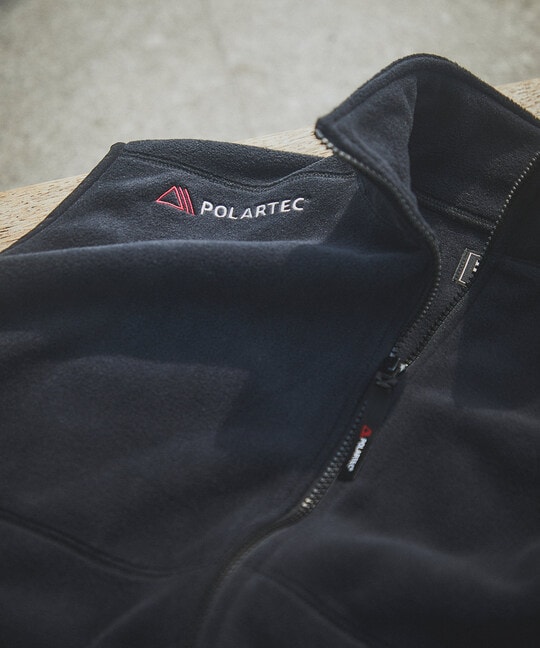 〔BLACK LABEL〕：POLARTEC フルジップベスト
