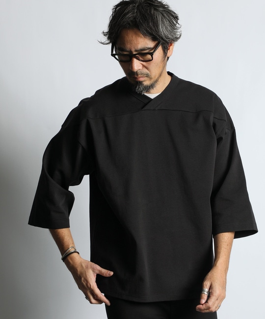 〔BLACK LABEL〕：ソロナポンチ フットボール VネックTEE